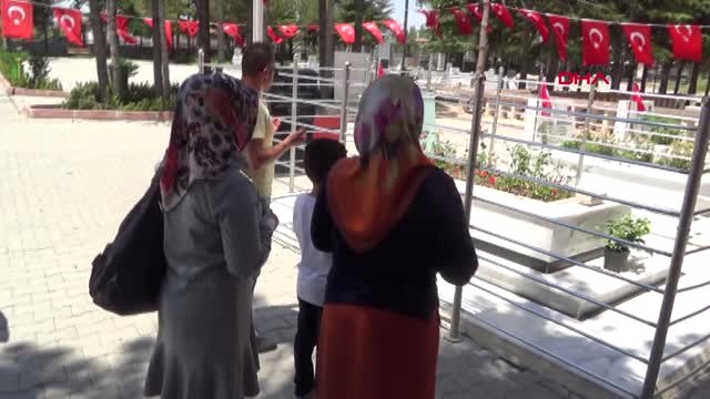 Niğde Şehit Ömer Halisdemir İn Mezarına Ziyaretçi Akını