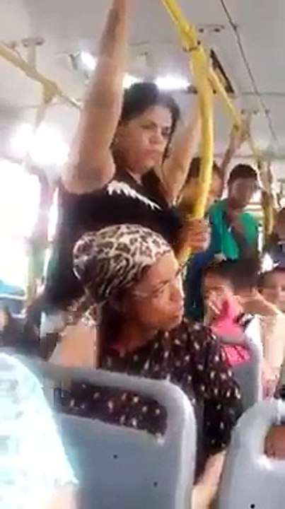 Mãe apanha a filha a pedir dinheiro para a droga no autocarro em seguia