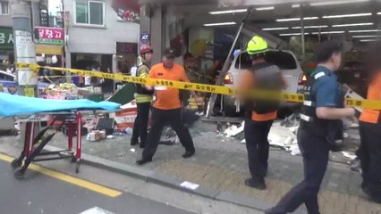70대 몰던 차량 상가 돌진...9명 사상 / YTN