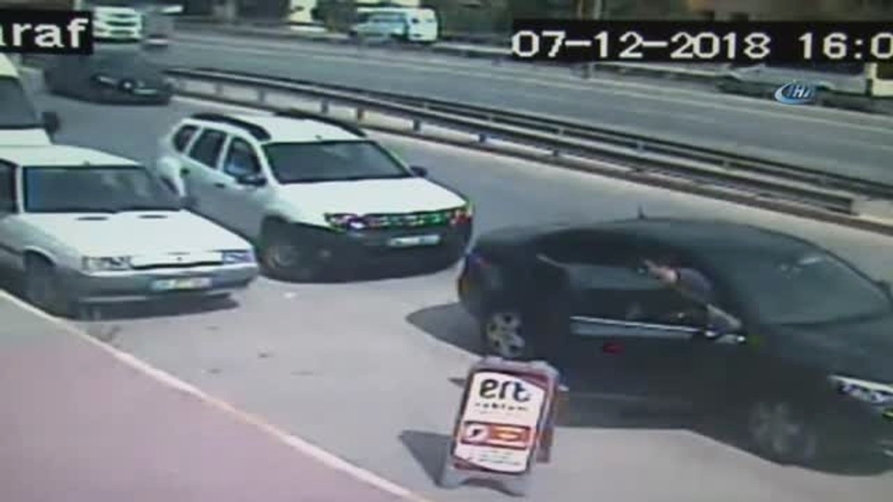 Kontrolden Çıka Kamyon, Minibüsü Altına Aldı... Kaza Anı Saniye Saniye Güvenlik Kameralarına Yansıdı