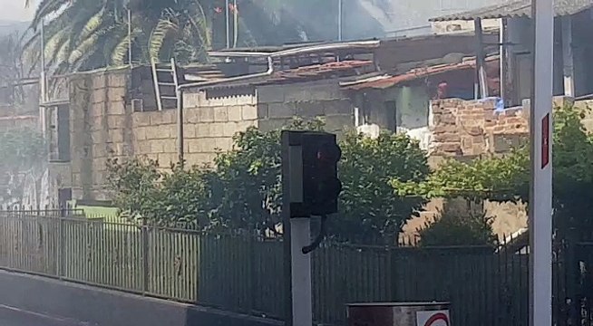 Los bomberos intentan sofocar un incendio en La Laguna