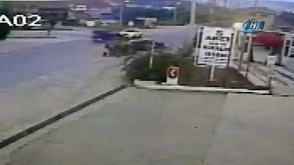 Zincirleme kaza güvenlik kamerasına yansıdı