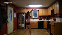 Chica demuestra sus habilidades para jugar con el hula hoop