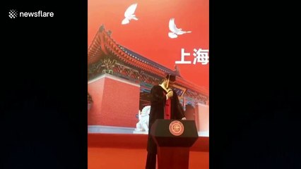 Video herunterladen: NBA legend Yao Ming graduates from university after seven years