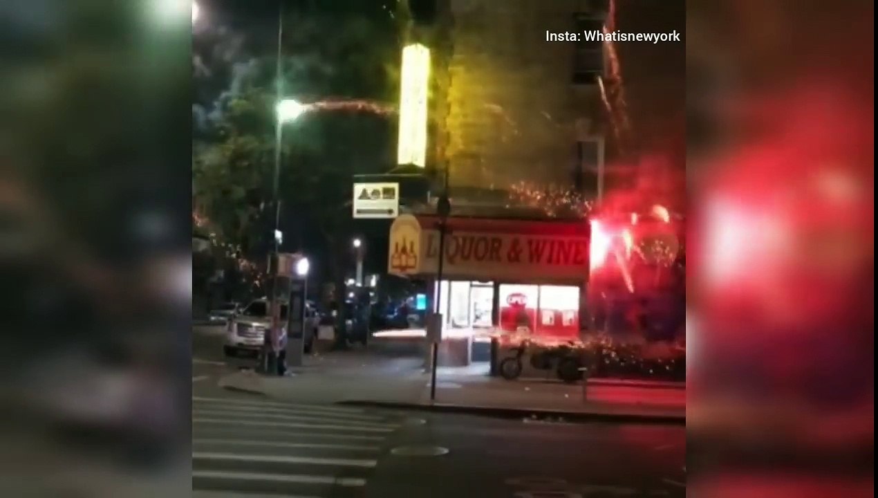 Une femme s’amuse dans la rue à coups de feux d’artifices