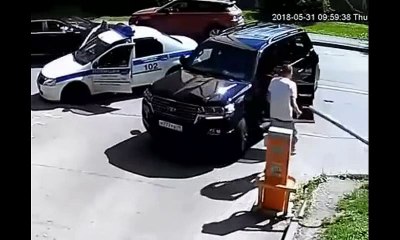 Un conducteur force la barrière d’un parking au mauvais moment