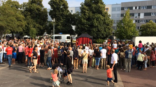 The Crazy Mozarts par le duo de clowns-musiciens Mundo Costrini pour le lancement des Éclats de rue.
