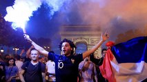 Les Français célèbrent la victoire de leur équipe en demi-finale du Mondial de football