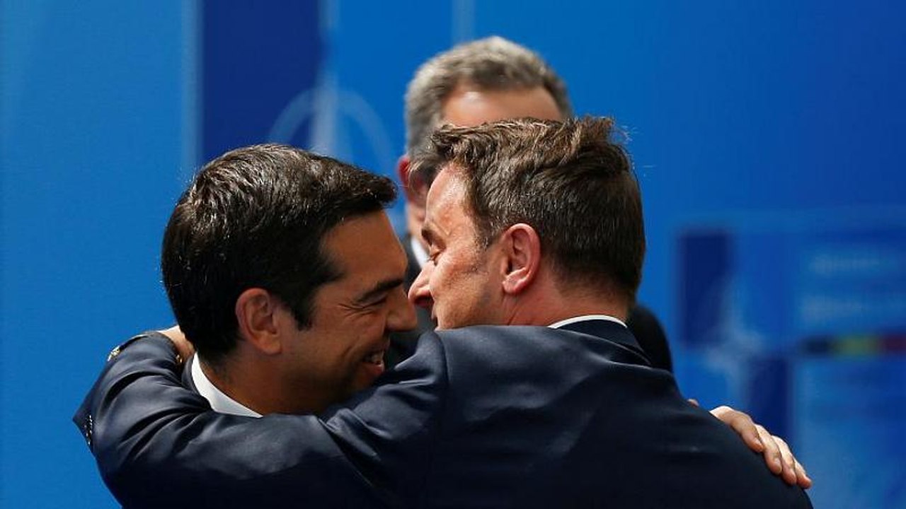 'Jetzt Du': Xavier Bettel schiebt Alexis Tsipras vor die Kameras (Video)