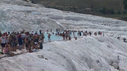 Doğa harikası Pamukkale travertenleri turist akınına uğruyor