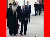 Владимир Путин приветствует с голубем Vladimir Putin fa il saluto militare ad un piccione