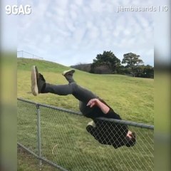 Escalader une cloture avec style... Fou