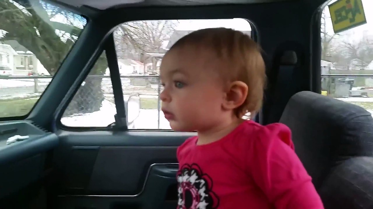 Cette petite fille est tellement heureuse de voir son frère rentrer de l'école... Adorable