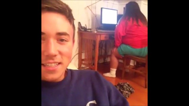 Il fait peur à une fille qui va se lacher... Tellement drôle