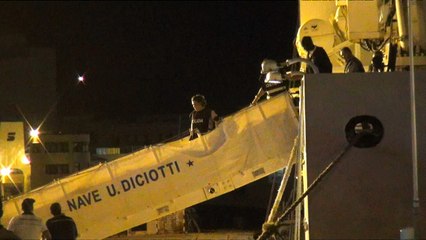 Barco de migrantes desembarca en Sicilia