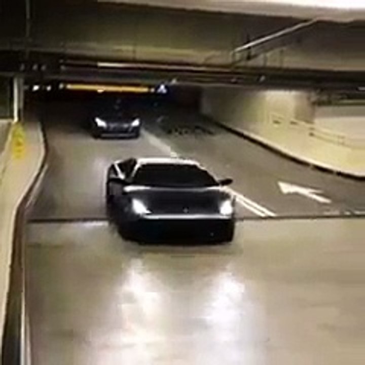 Quand tu as une voiture de luxe tu ne payes pas le parking !
