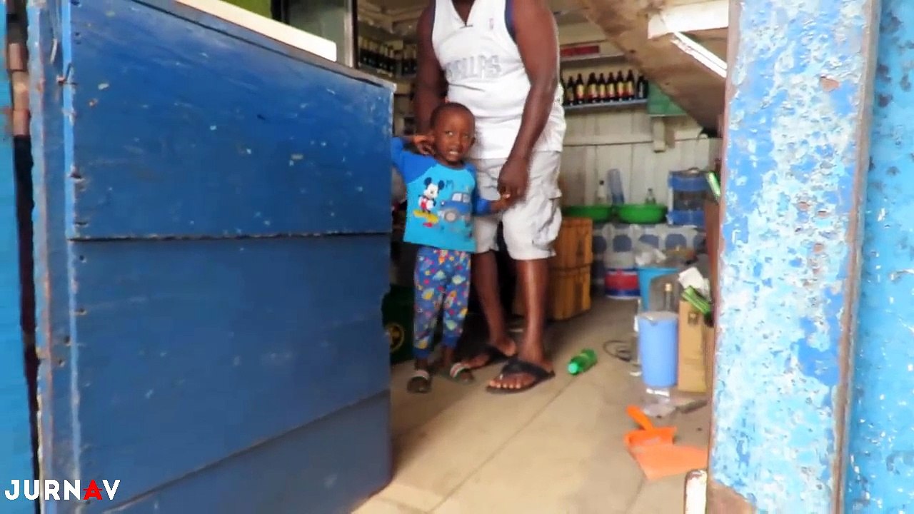 İlk Defa Beyaz Tenli Birini Gören Siyahi Çocuk