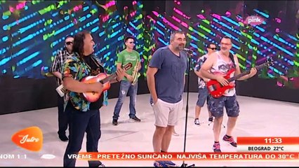 JADNI MIKI NE ZNA NI TEKST SOPSTVENE PESME: Izašao na binu sa Đokarom i Gnjurcima, prekrstio ruke i POKIDAO SE OD SMEHA! Ovo je NAJGORI PLEJBEK svih vremena!