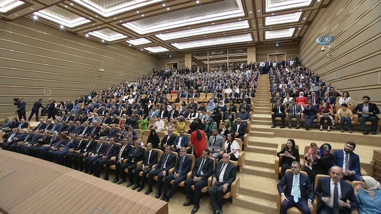 Cumhurbaşkanı Recep Tayyip Erdoğan TBMM Başkanı Binali Yıldırım’a  Devlet Şeref Madalyası taktı