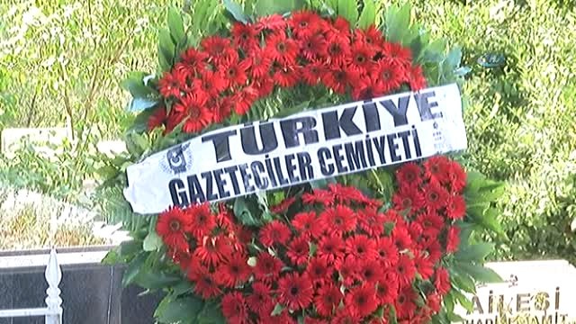 Gazeteci Okay Gönensin Ölümünün Birinci Yılında Mezarı Başında Anıldı