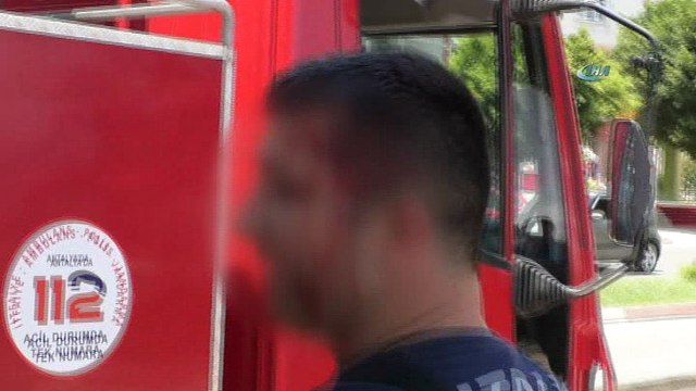 Yaralı itfaiyecinin meslek aşkı...Yangına müdahale ederken yaralandı, söndürme çalışmalarına devam etti