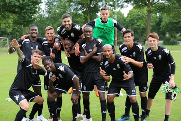 Dernière journée de stage des Zèbres à Mierlo: un petit foot-baseball pour commencer