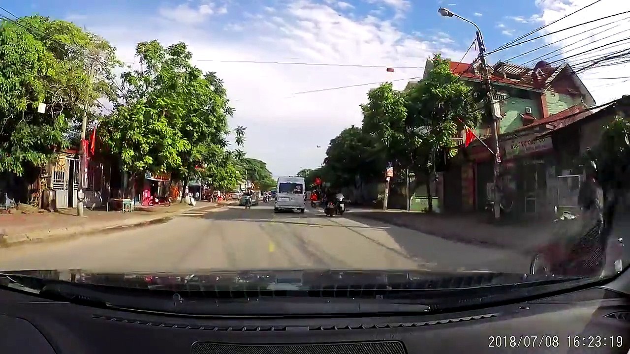 Instant karma pour ce fou en scooter