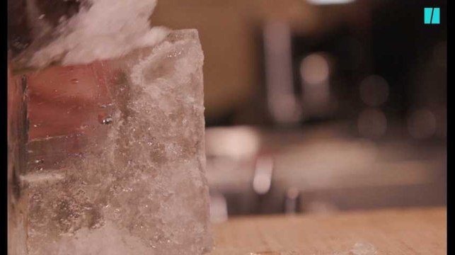 Tailler des glaçons comme un pro, un geste aussi rafraîchissant que technique