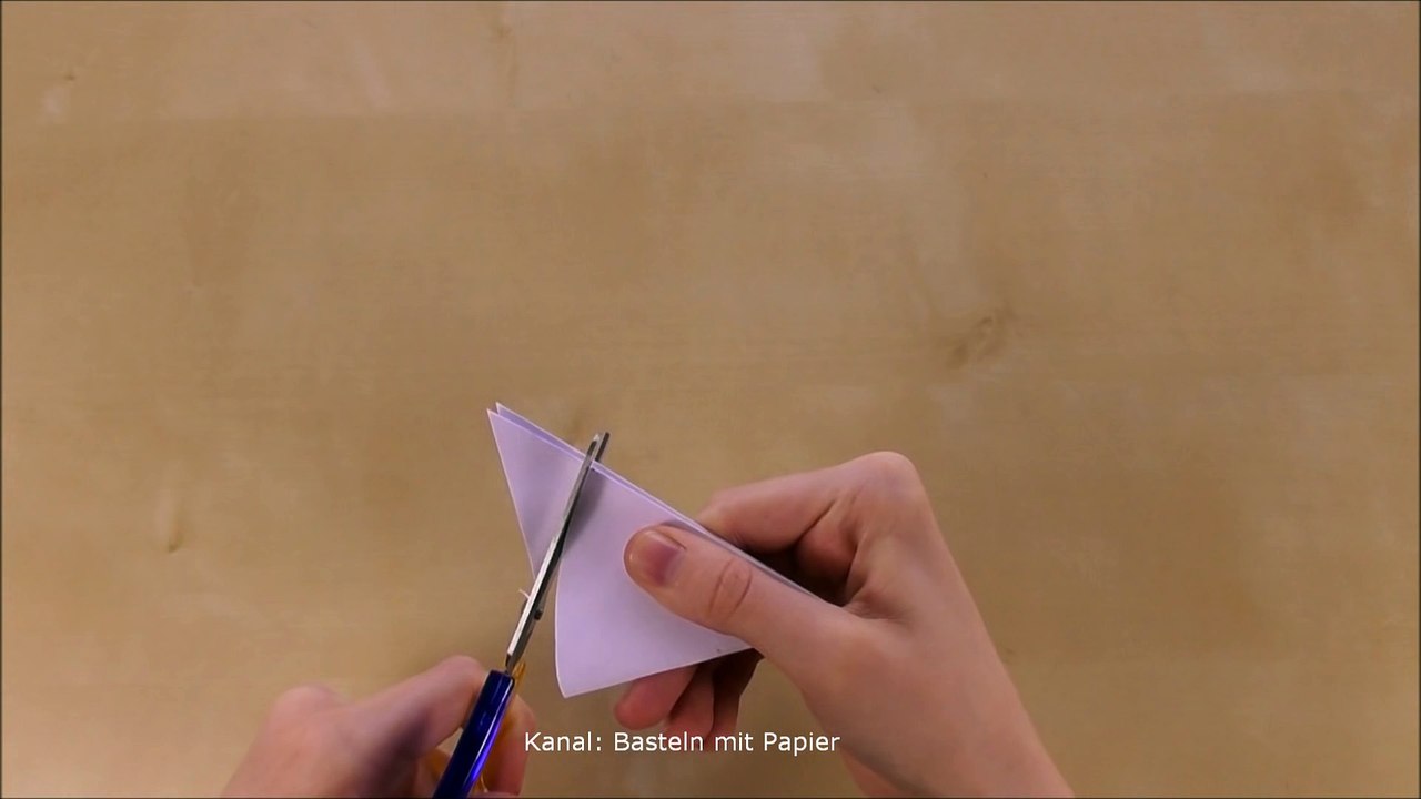 Schneeflocken basteln mit Papier Winterdeko selber machen Eiskristalle DIY