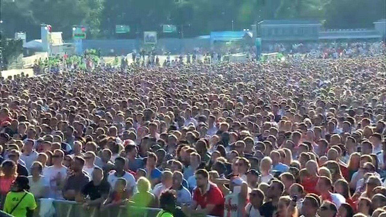 Les supporters anglais prennent une douche de bières lors du but face à la Croatie
