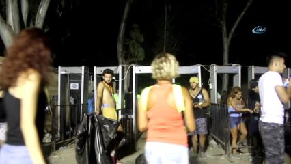 Ünlü Sanatçıların Sahne Aldığı Kuşadası Gençlik Festivali'ne Polis Baskını