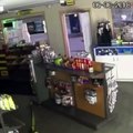 #فيديوشاهد .. لصان يسرقان جهاز للصراف الآلي في إحدى المحلات التجارية بـ #كندا خلال 60 ثانية فقط#الوطن #منوعات
