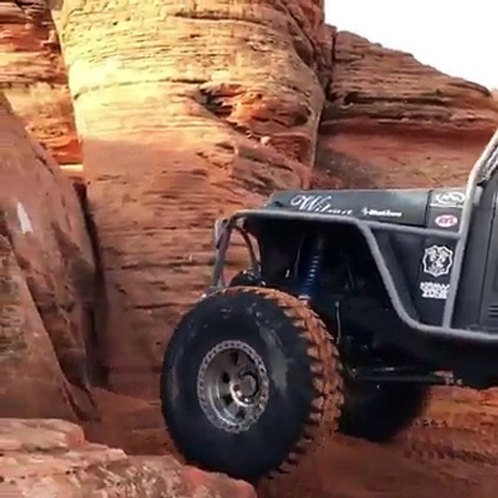 Sa voiture grimpe quasi en verticale !