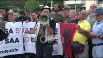 Ora News - Protestë para Kryeministrisë kundër shembjes së Teatrit Kombëtar