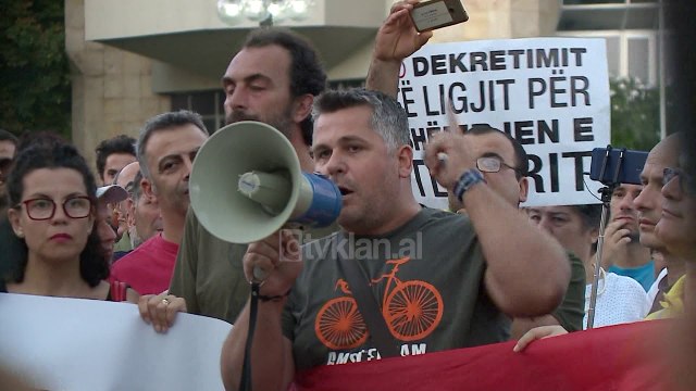 Artistet ne proteste kunder shembjes se Teatrit Kombetar