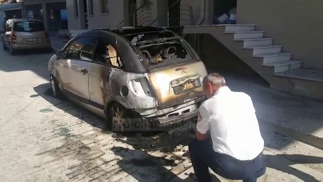 Pa Koment - Durrës, digjet gjatë natës automjeti i një 42-vjeçareje - Top Channel Albania