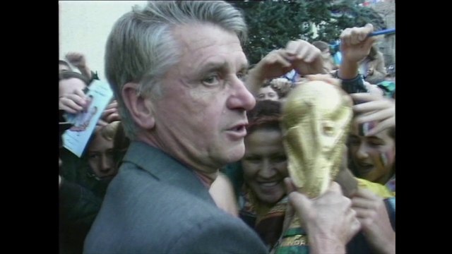 Info / Actu Loire Saint-Etienne - A la Une : La finale de la Coupe du Monde de football c'est dimanche! Les habitants de Sail-sous-Couzan, la ville d'Aimé Jacquet attendent avec impatience une nouvelle coupe comme en 1998.