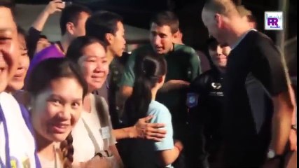 Cha mẹ đội bóng cúi đầu cảm ơn đội thợ lặn