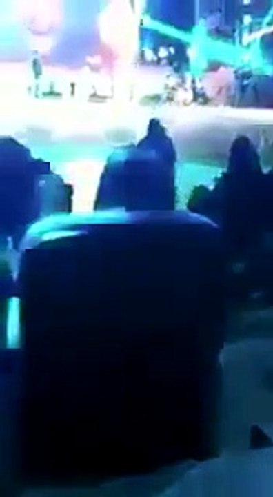 فتاة سعودية تقتحم المسرح وتحتضن ماجد المهندس وهذه العقوبة في انتظارها