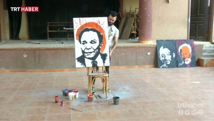 Mısırlı ressam baş aşağı portrelerini birkaç dakikada boyuyor