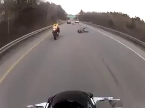 Ce motard se prend la gamelle de sa vie... Enorme glissade en pleine autoroute