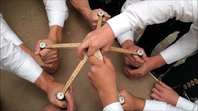 Ouvrir 5 bouteilles de bière en même temps... La grande classe