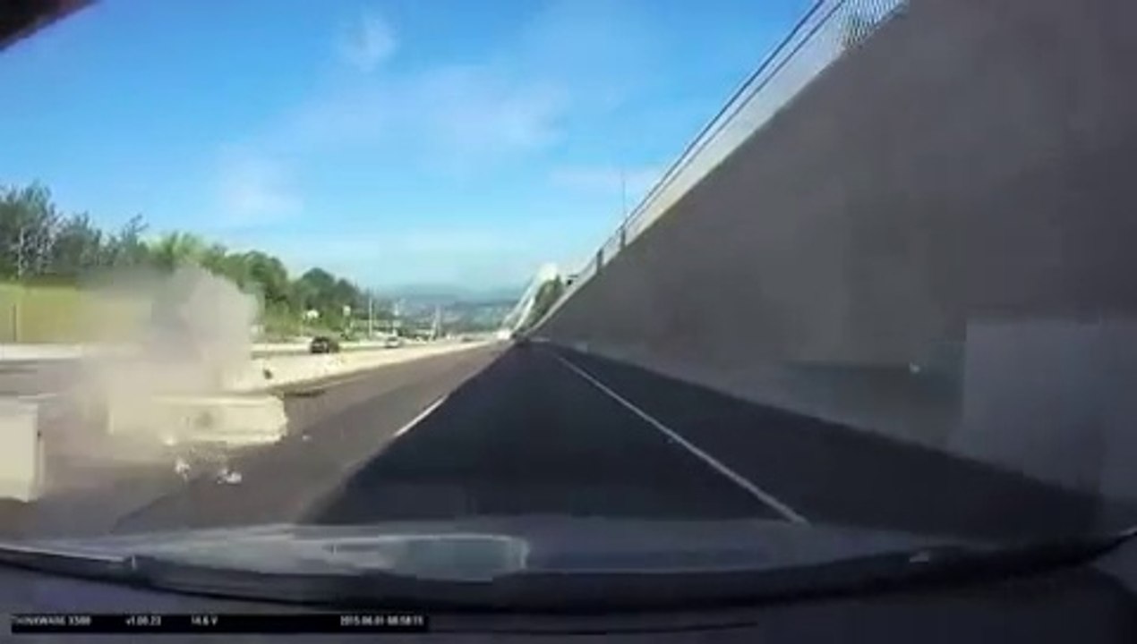 Une voiture explose le terre-plein central d'une autoroute