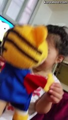 Koreli sevimli kızın aldığı ilk oyuncak hediye