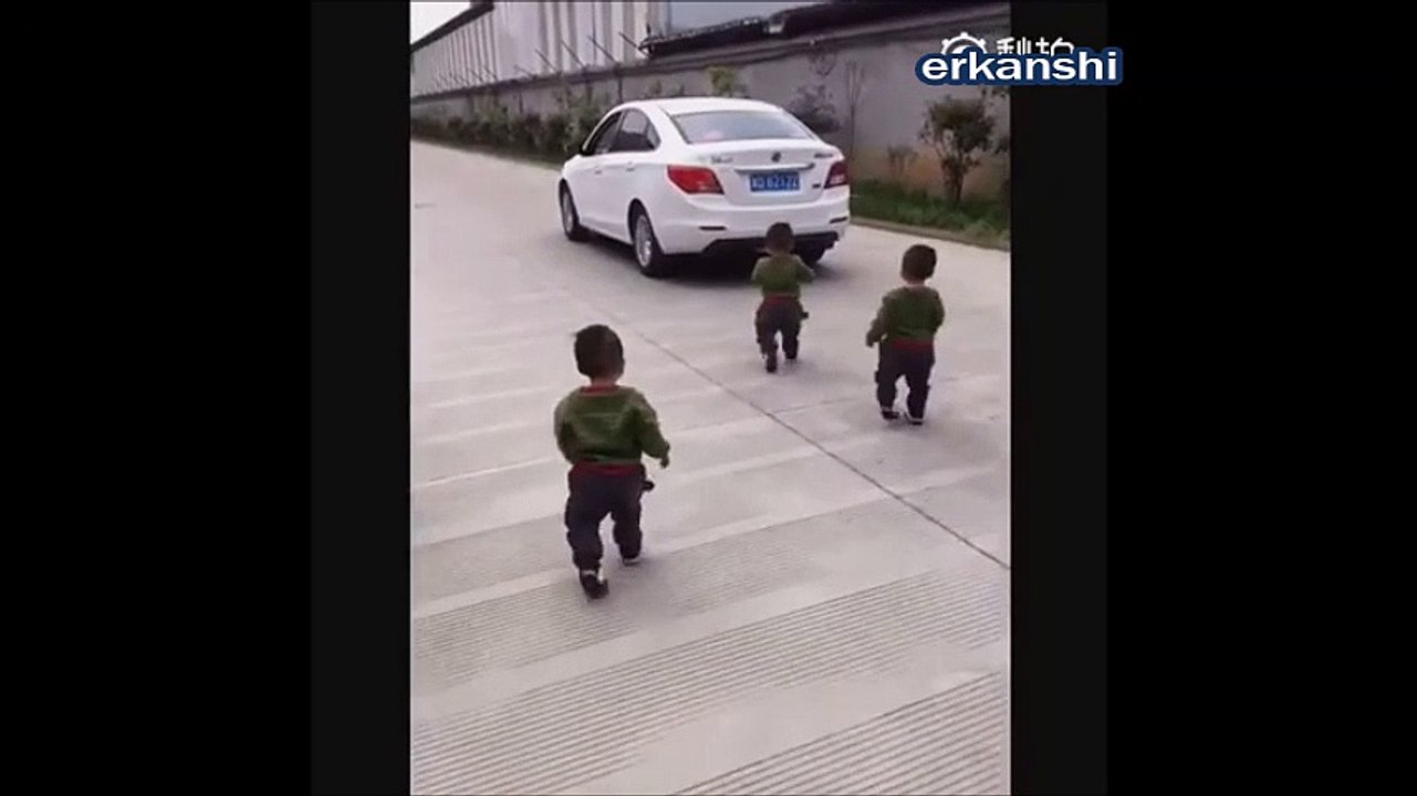 Babasının evden gitmesini istemeyip peşine düşen çinli üçüz çocuklar