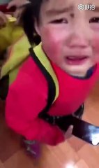 Çantasındaki hayvan ile okula sokulmayan Çinli kızın dramı