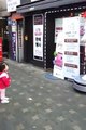 Sevimli Koreli kız dükkandaki mankene selam veriyor