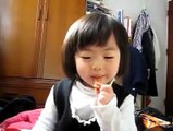 Sevimli Koreli kız annesinin yaptığı yemekleri yiyor