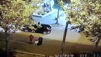 Babasının Elinden Tutarak Yürüyen Çocuğu Ailesinden Kaza Ayırdı