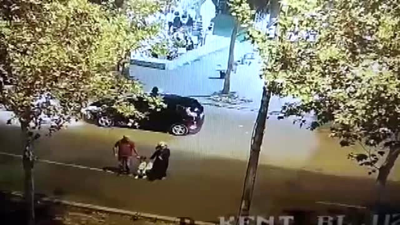 Babasının Elinden Tutarak Yürüyen Çocuğu Ailesinden Kaza Ayırdı
